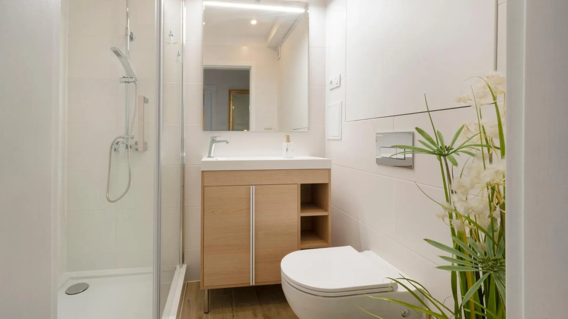 Greenpoint Hoza Apartment وارسو