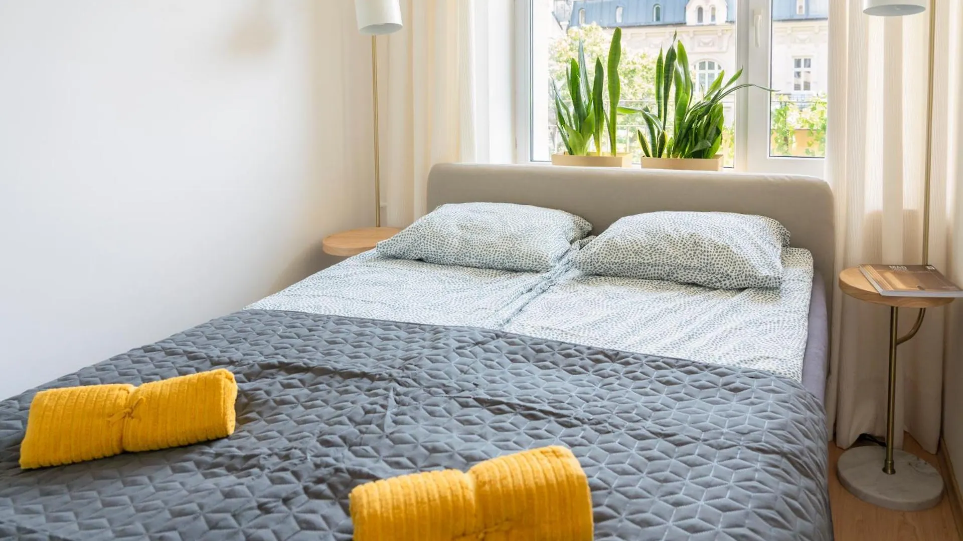 Greenpoint Hoza Apartment Warsaw
